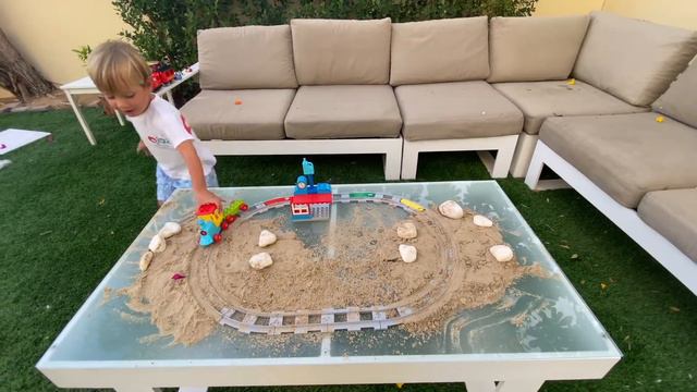 Sensory Train Tracks with LEGO DUPLO | QiDZ смотреть онлайн