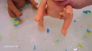 Куклы Пупсики Беби Элайв Соня и Кира сестренки купаются в ванной и играют с пеной Buffy/Зырики ТВ