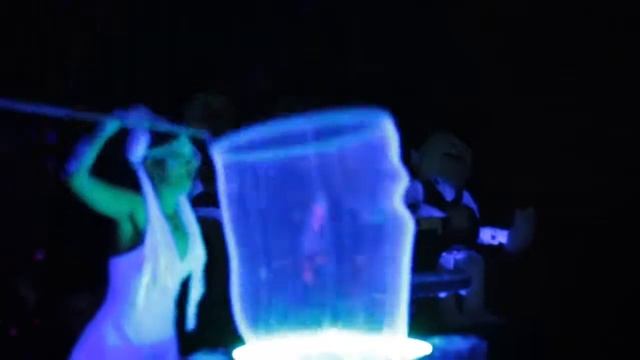 Шоу Ультрафиолетовых Мыльных Пузырей смотреть онлайн