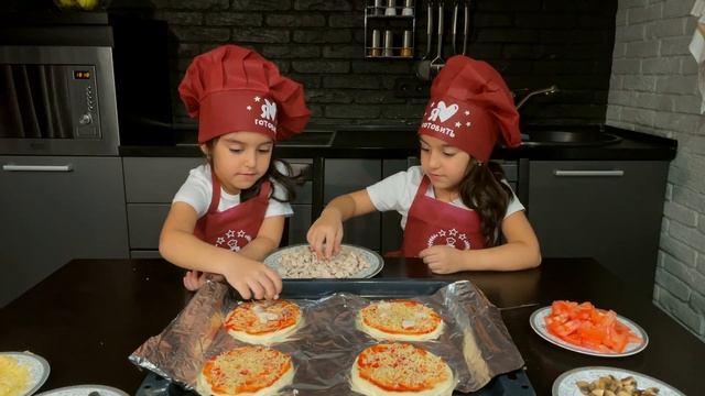 Милана и Аида готовят пиццу!!! смотреть онлайн