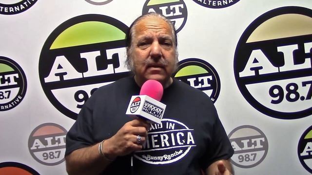 Ron Jeremy plays "Never Have I Ever" смотреть онлайн