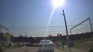 Железнодорожный переезд со шлагбаумом в Голышманово/Railway crossing with barrier in Golyshmanovo