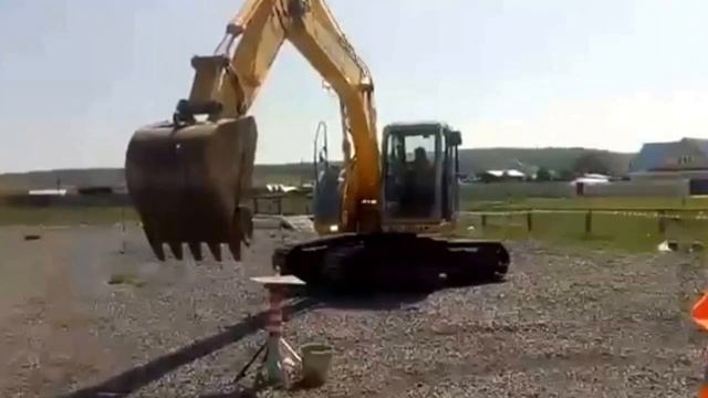 Как разбить яйцо зубом ковша экскаватора? смотреть онлайн