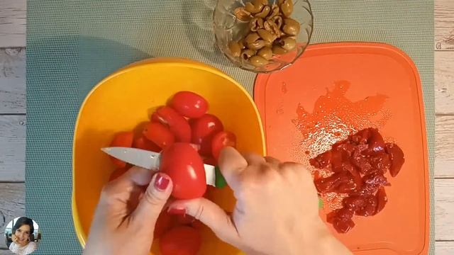 Куриные бёдра на сковороде в средиземноморском стиле. смотреть онлайн