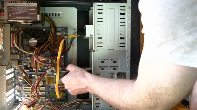 installing a hard drive in a desktop case смотреть онлайн