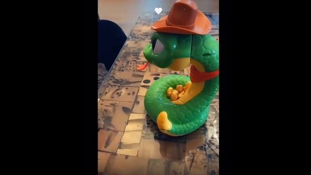 Best Interactive Multiplayer Party Game. Tricky Hungry Snake Toy! смотреть онлайн