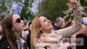 9 Мая в Николаеве журавли кружат в небе под песню "Журавли"