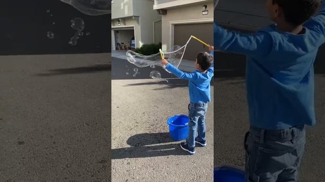 Giant Bubbles || WOWMAZING Bubble Mix смотреть онлайн