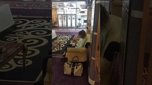 В холле Гостиничного комплекса Измайлово смотреть онлайн