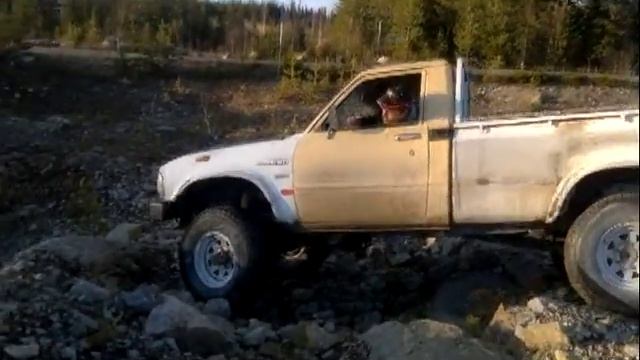 Toyota Hilux Pickup Truck Offroad Rockcrawling смотреть онлайн