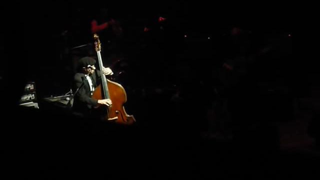 Roscoe Beck - "Who By Fire" clip from Leonard Cohen show (Philadelphia Academy of Music 5-12-09) смотреть онлайн