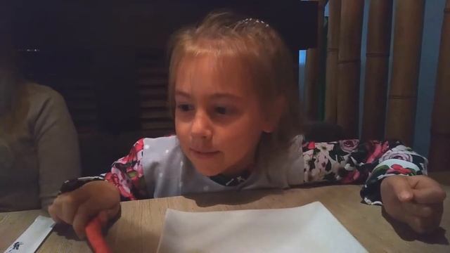 Катя Пумпавет кушает роллы!!! смотреть онлайн