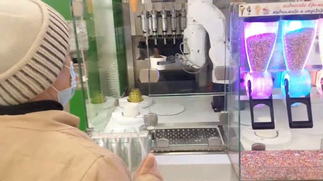 Робот Кики продаёт мороженое смотреть онлайн