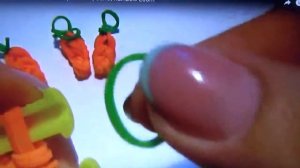 Как сплести из резинок морковку??