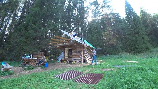 Life in a Log Cabin far from People in a Siberian Forest / New roof / Fishing and Barbecuing смотреть онлайн