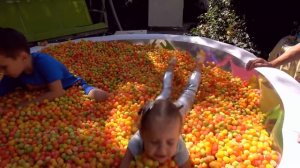 Огромный бассейн кукурузных палочек с игрушками Прыгаем в бассейн Ищем сюрпризы