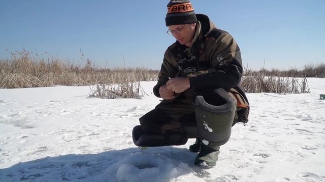 Дядя Фёдор ловит окуня в полном одиночестве. Зимняя рыбалка не закончилась! смотреть онлайн