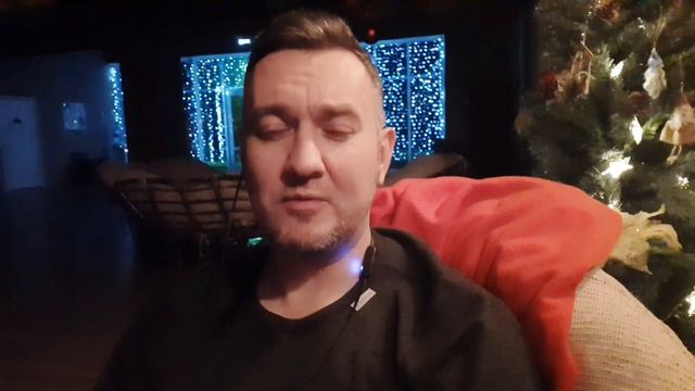 "С НАСТУПАЮЩИМ РОЖДЕСТВОМ ДРУЗЬЯ" смотреть онлайн