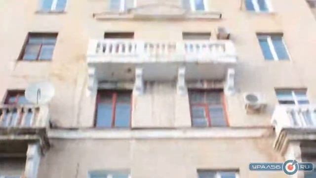 Вода льется с крыши в центре Орска смотреть онлайн