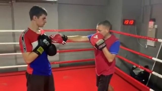 БОКС левой прямой и боковой связка с ногами.BOXING left straight and lateral ligament with legs. смотреть онлайн