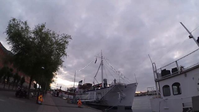 ЖИВУ НА УЛИЦЕ В СТОКГОЛЬМЕ - Купаюсь в ледяной воде - Путешествие Автостопом по Европе Часть 4 смотреть онлайн