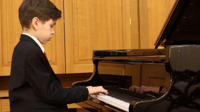 Бах Прелюдия и фуга до минор ХТК II том исп. А. Гончаров / A. Goncharov - Bach Prelude and Fugue смотреть онлайн