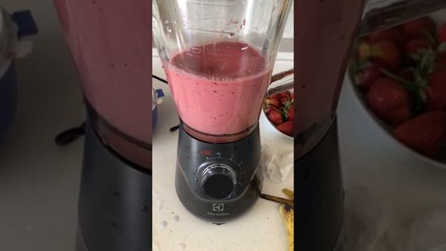 Electrolux ESB 5400BK 700Watt Buz Kırıcılı Cam Smoothie Blender смотреть онлайн