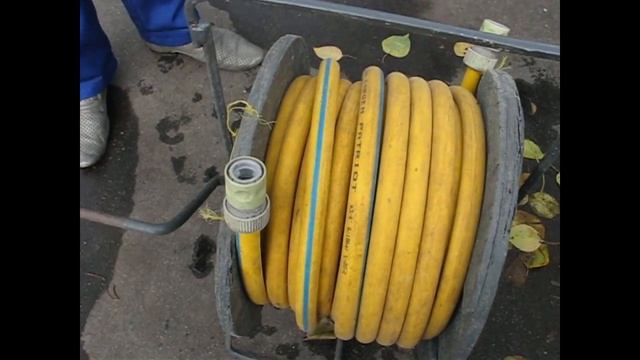 Удобная катушка для водяного шланга.