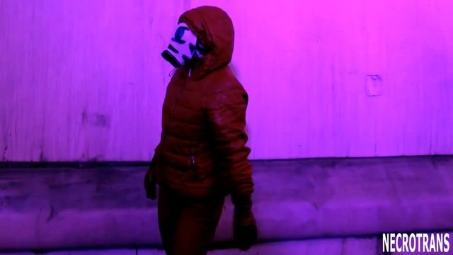 Красный кожаный костюм и израильская маска. Красные кожаные брюки и красный кожаный пуховик смотреть онлайн