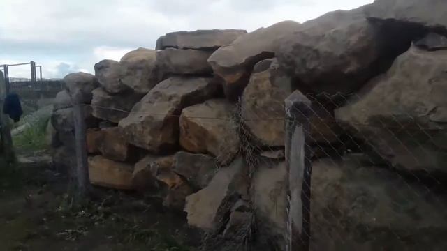 Стена из каменных глыб