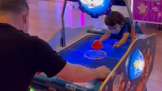 game hall, dylan play in game hall, airhockey, shooting zombies, gateway, bangkok смотреть онлайн