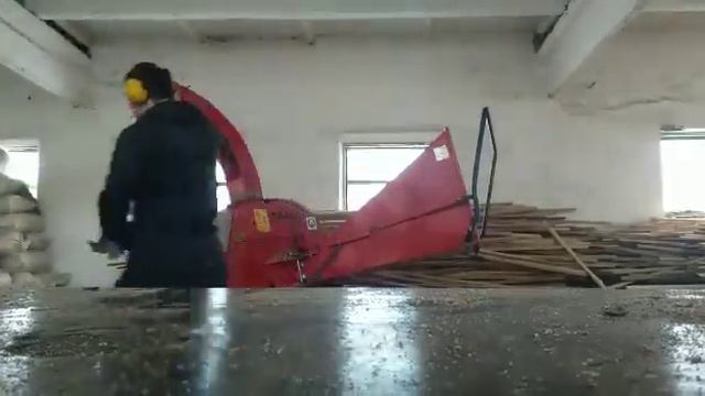 Переработка древесных отходов в щепу. Recycling of wood waste into chips for heating boiler. смотреть онлайн