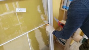 Как снять штапик с пластикового окна при помощи ножа.