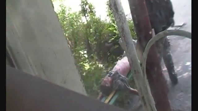 Раннее уто.Суббота. А у подъезда таскают, то ли живого, то ли полутруп....