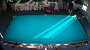 Чистим бильярдное сукно на столе