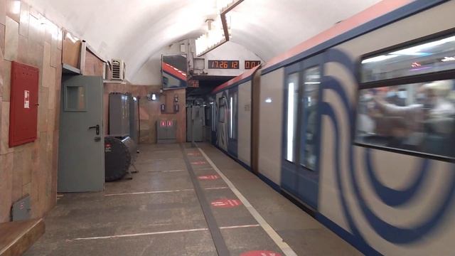 Moscow metro/ Метропоезд МОСКВА на станции "Баррикадная". ТАГАНСКО-КРАСНОПРЕСНЕНСКАЯ ЛИНИЯ (7). смотреть онлайн