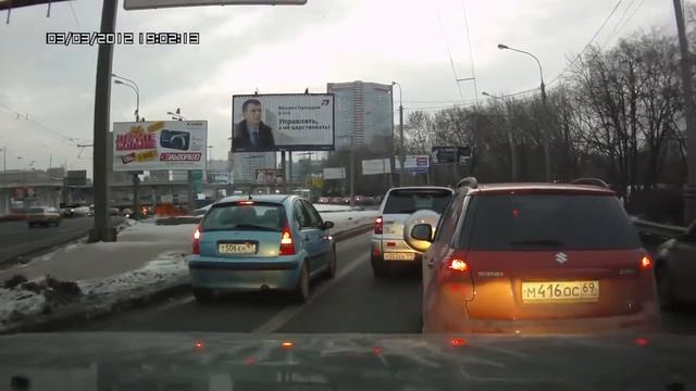 Машина пытается влезть из сверхлевого ряда смотреть онлайн
