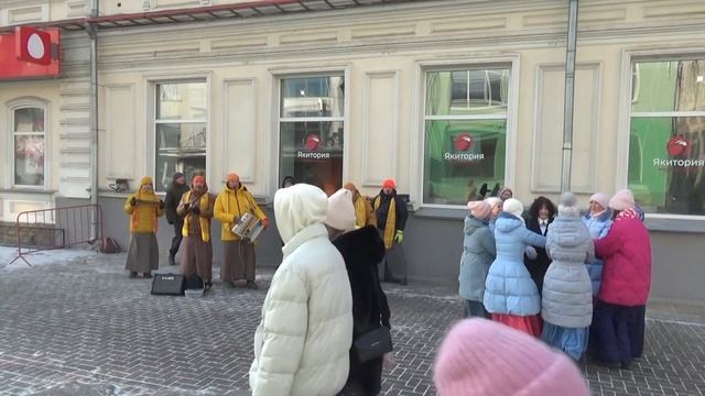 Кришнаиты зажигают танцы на улицах Екатеринбурга, 18.02.2023. आग लगानेवाला हरिनामा नृत्य करता है смотреть онлайн