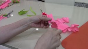 Самый простой способ создания цветов из гофрированной бумаги