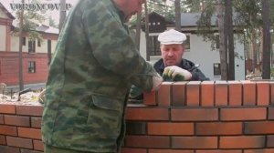 Кладка облицовочного кирпича на ребро при завершении забора.