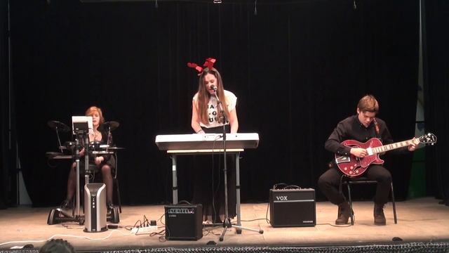 Новая гуманитарная школа. Новогодний капустник 25.12.2015. Выступление учеников 11 класса. смотреть онлайн