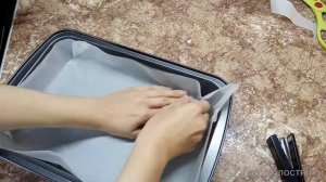 Кулинарный лайфхак: как сделать, чтобы пергамент принял форму противня и не скользил.