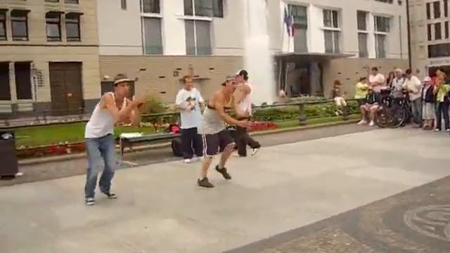 Tanzgruppe in Berlin Brandenburger Tor смотреть онлайн