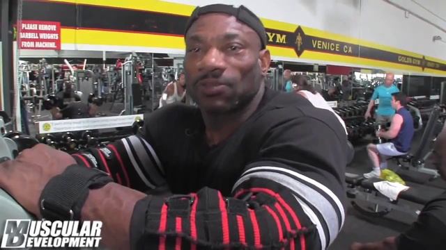 Декстер Джексон (Dexter Jackson) - Тренировка грудных за 3 недели до Mr Olympia 2013 !!! смотреть онлайн