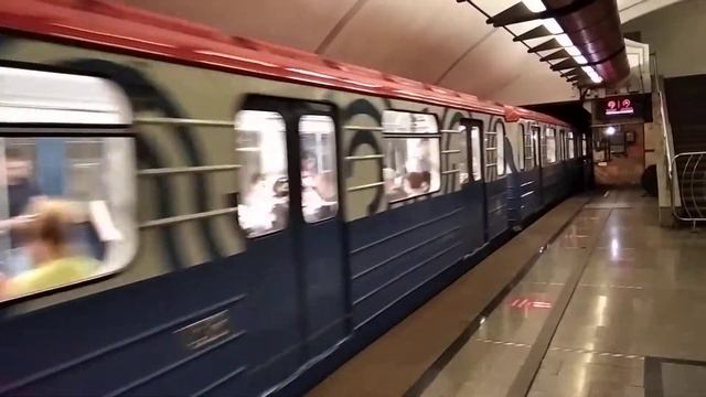 Метропоезд Номерной прибывает на станцию метро Кожуховская. смотреть онлайн