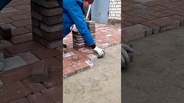 Укладка тротуарной плитки брусчатки старый город Laying paving tiles смотреть онлайн