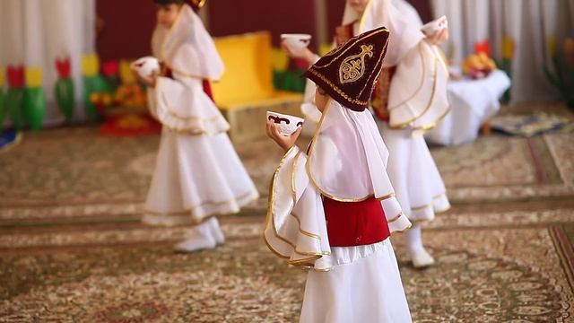 (MVI 3542) праздник Наурыз танец с пиалами смотреть онлайн