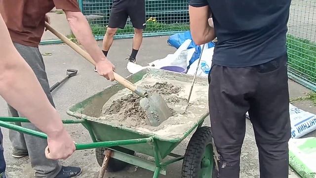 Как установить волейбольные столбы. Kyiv. 03.05.2022 смотреть онлайн