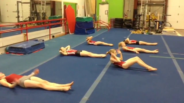 Как качают пресс гимнастки.