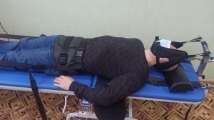 Вытяжка позвоночника на тракционном столе.